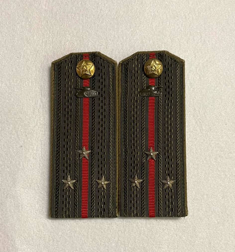 ソビエト連邦、ソビエト軍規程、戦車大尉の立ち襟制服肩章
