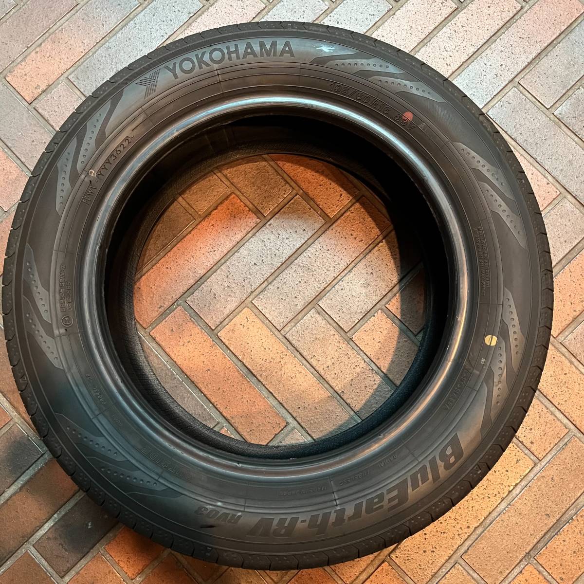 バリ溝 激安中古タイヤ YOKOHAMA BluEarth-RV RV03 195/60R16 89V [ ヨコハマ ブルーアース 195/60 RV 低燃費 省燃費 ]_画像8