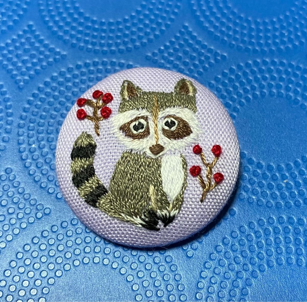 アライグマ　刺繍ブローチ　ハンドメイド