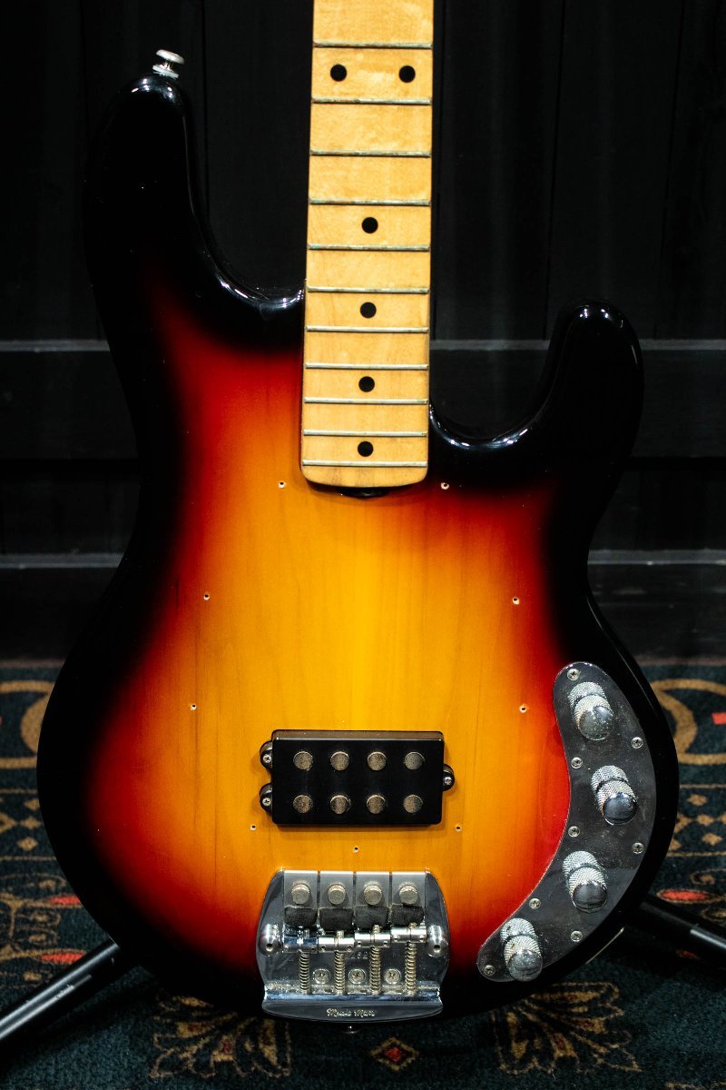 ♪MUSIC MAN STINGRAY Sunburst ミュージックマン スティングレイ エレキベース ☆D 1030_画像1