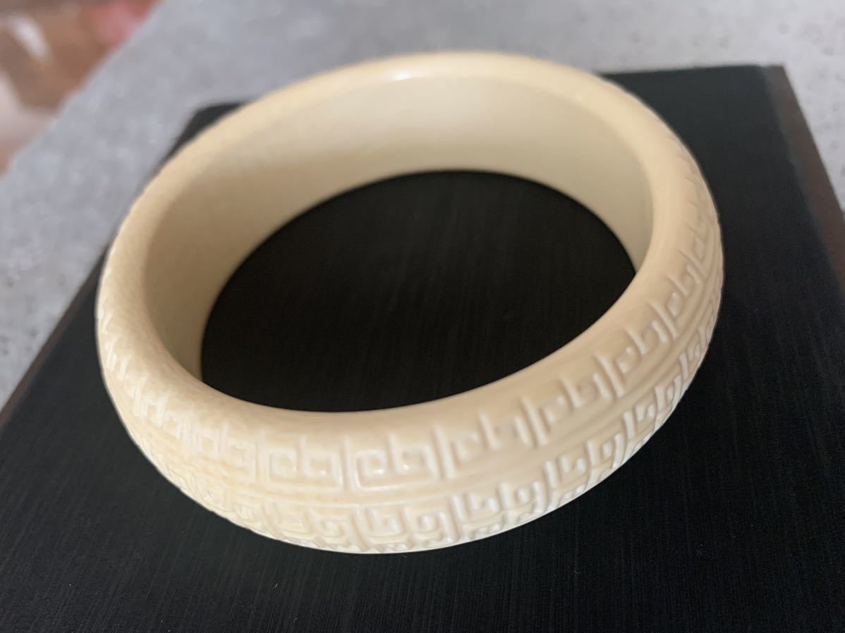 M-016 ivory .. bangle .. piece .. arm wheel inside diameter 60mm