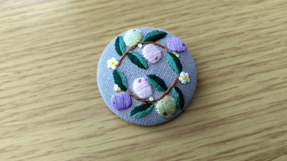 ブルーベリー　リース　刺繍ブローチ_画像1