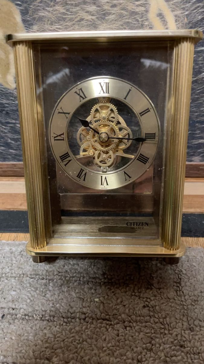 シチズン製、昭和レトロな歯車式のクオーツ時計です。