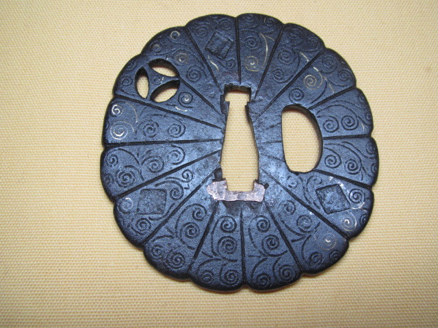 ◇◇ 優品 豆-20 鉄鍔 平安城鍔 花型 唐草模様の図 音色良 象嵌 ◇◇-