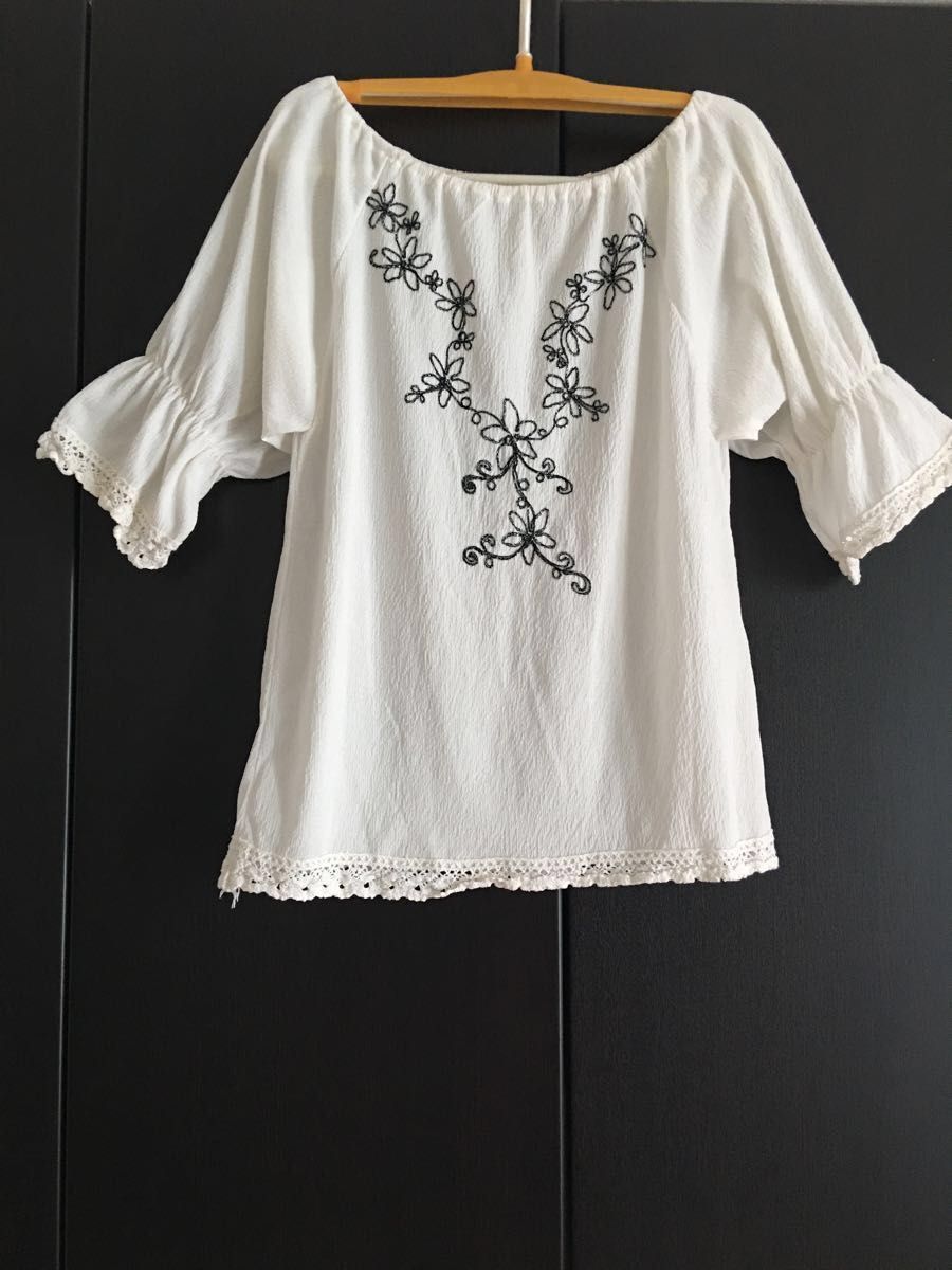 Off shoulder 七分袖刺繍白いブラウス