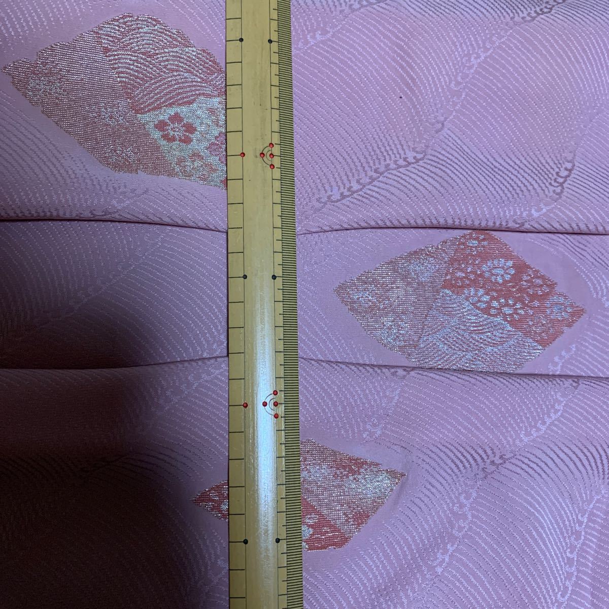 正絹　着物ハギレ　約34×110 薄ピンクに金銀花柄　さくら色　薄桃　はぎれ　くすみピンク_画像7