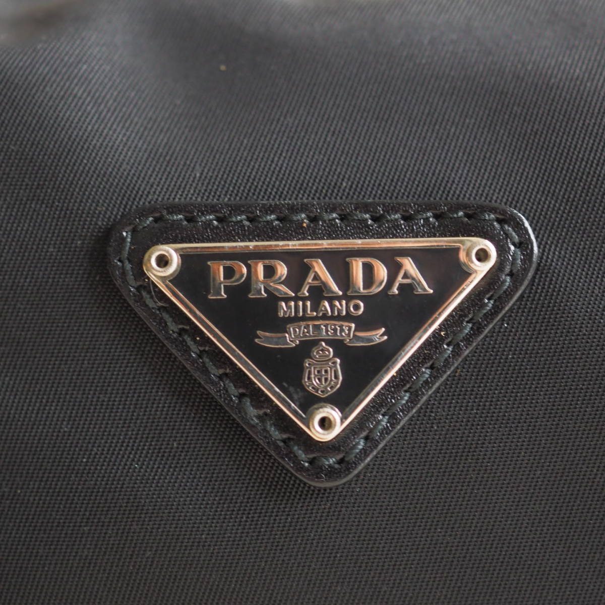 美品★ プラダ PRADA ナイロン ポーチ 三角ロゴ プレート ブラック コスメ 化粧品 ペンケース 旅行 かばん 黒 ブランド メンズ レディース_画像4