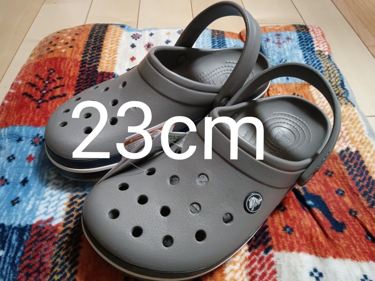 2【大人気】新品クロックス メンズ レディーススモーク/ネイビー 23cm