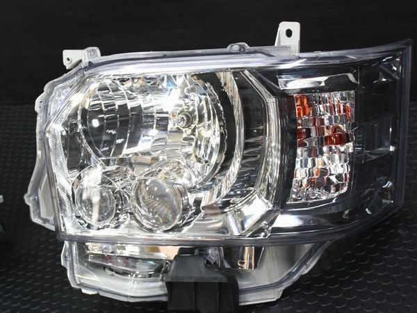ハイエース 4型純正タイプ LEDヘッドライト クロームインナー 200系（S-GL DX ワゴンGL グランドキャビン 4型 5型 6型 7型）_LEDバルブ内蔵