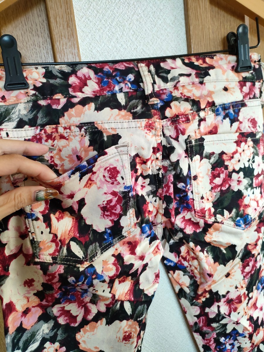 新品 AZUL by moussy 花柄 ストレッチ スキニー パンツ 黒 S 新品 AZUL by moussy 花柄 ストレッチ スキニー パンツ 黒 S