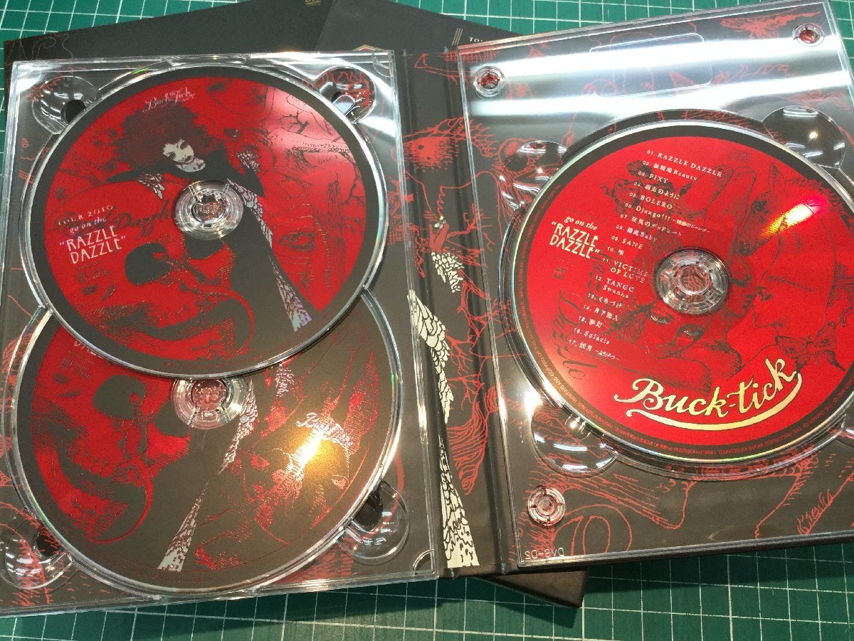 【DVD-020】BUCK-TICK / TOUR2010 go on the “RAZZLE DAZZLE“ / 初回限定版 / DVD×2枚+CD×1枚 フォトブック / バクチク / 櫻井敦司_画像2