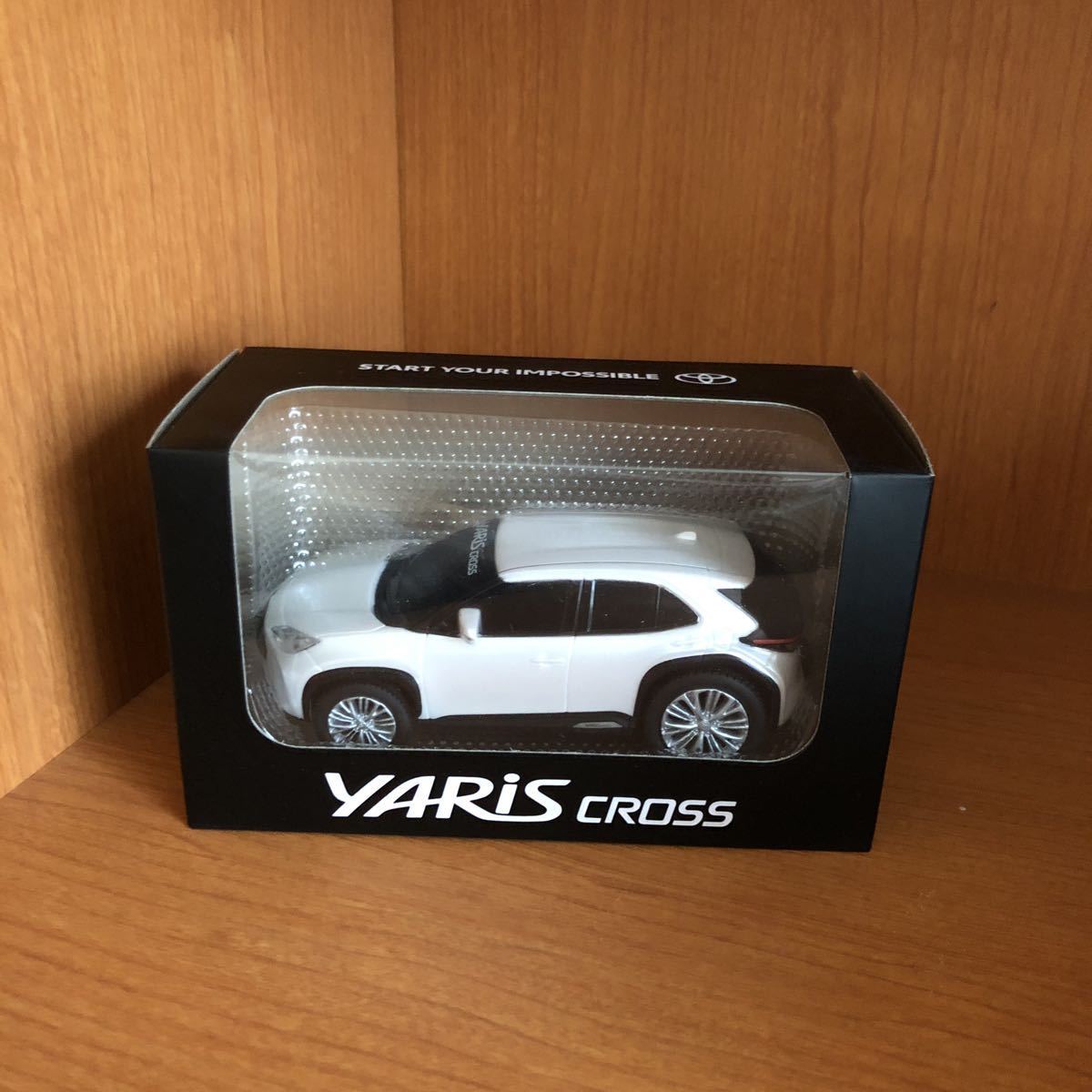 ラスト1台！ヤリスクロス ミニカー トヨタ プルバックカー カラーサンプル パールホワイトYARIS CROSS 色見本 非売品 TOYOTA