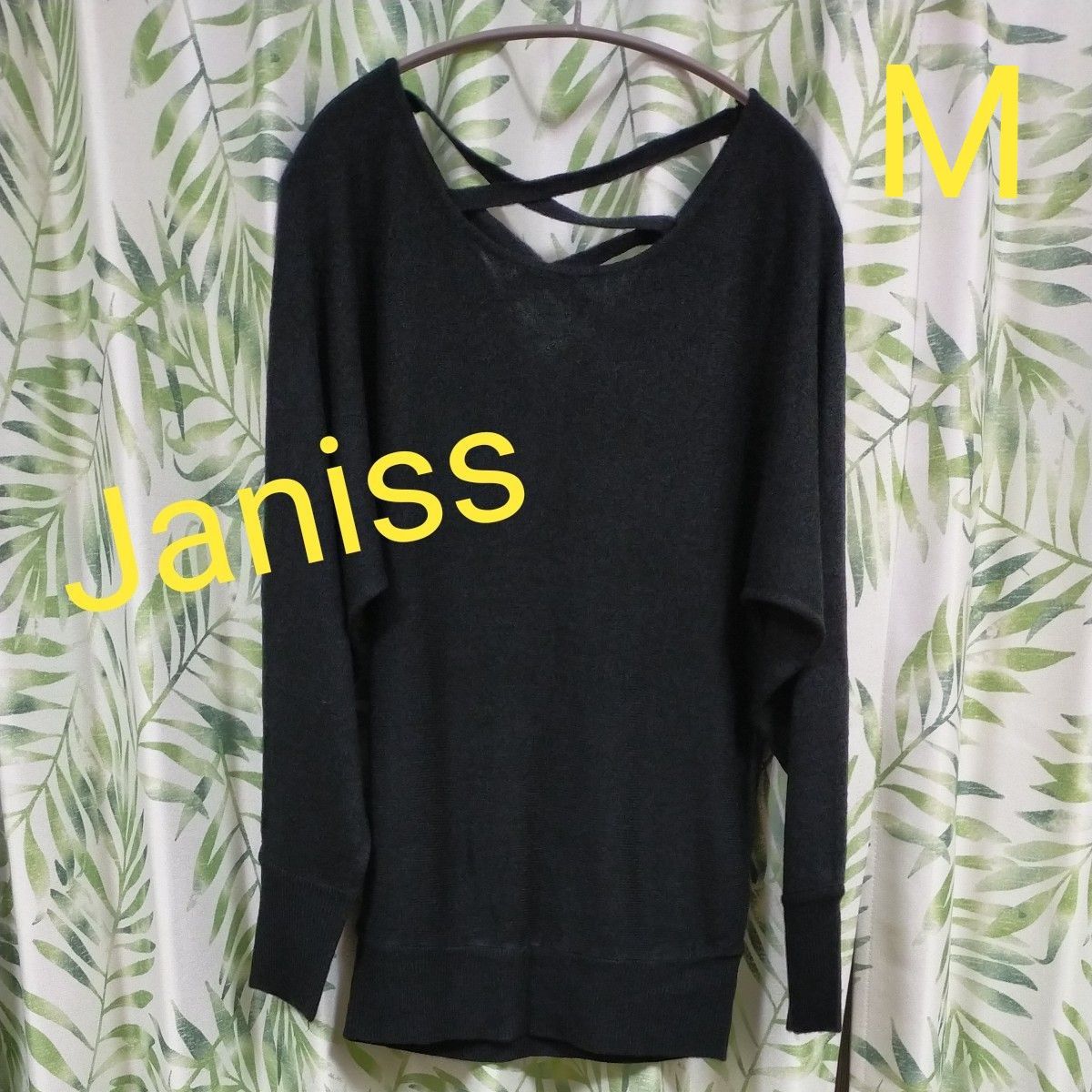 Janiss・黒トップス・薄手ニット