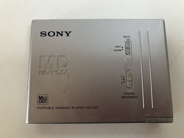 Eu624◆SONY ソニー◆MDプレーヤー MD WALKMAN ウォークマン PORTABLE MINIDISC PLAYER MZ-E25 シルバー オーディオ機器 再生専用 ジャンク_画像8