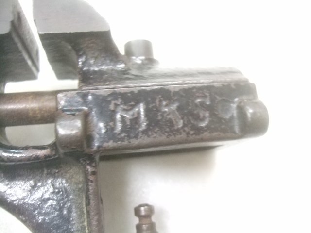 MKS antique iron taste highest medium sized vise, vise making is highest.. Y526