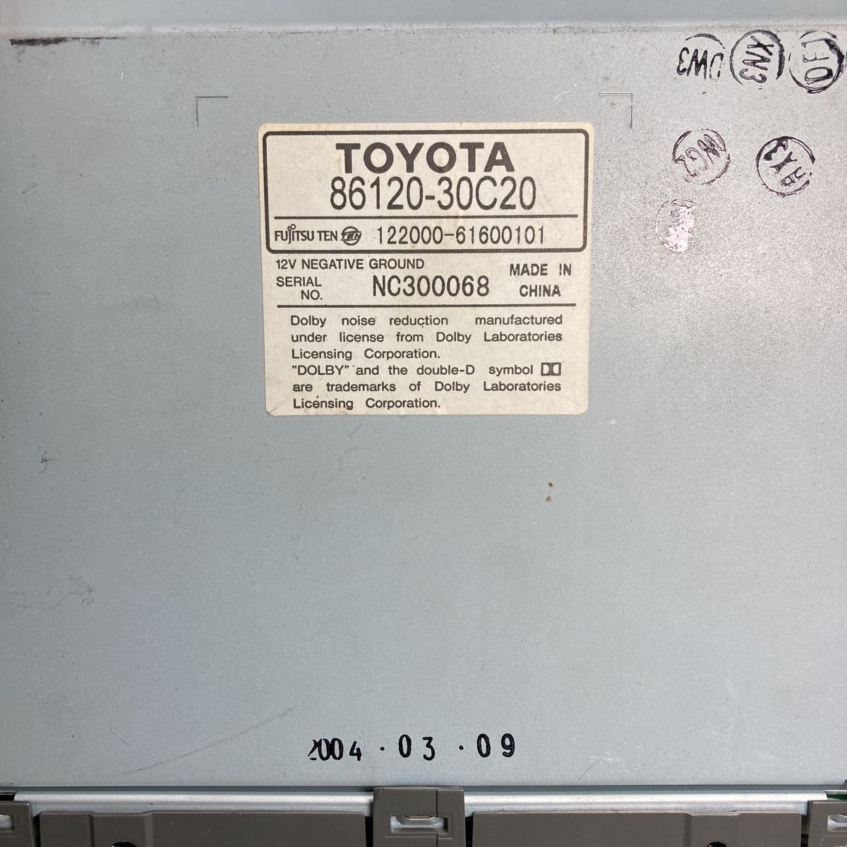 AV10-148 激安 カーステレオ TOYOTA 86120-30C20 NC300068 CD カセット 基盤欠品　部品欠品 通電未確認 ジャンク_画像2