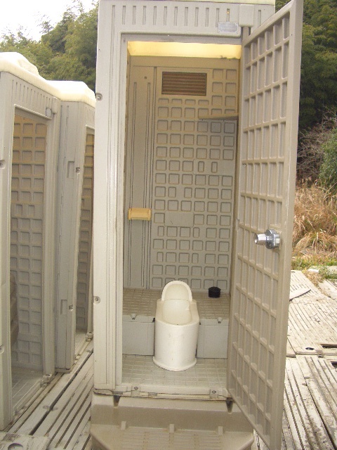 仮設トイレ販売・軽水洗(フットポンプ型）和式（大容量）便槽付！地域限定、格安価格！