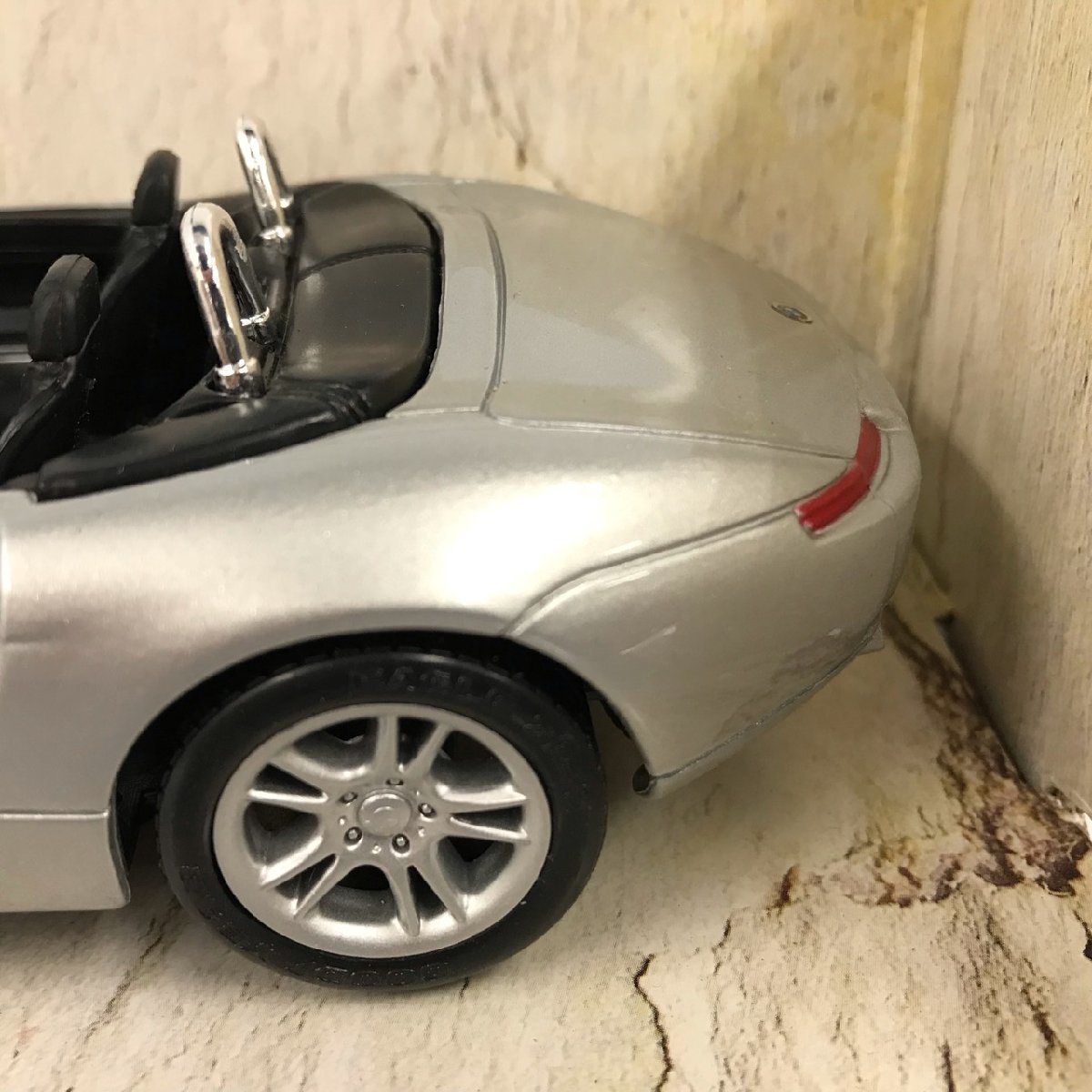 Maisto 1/24 ダイキャストモデル BMW Z8 スペシャルエディション 53H02716239_画像9