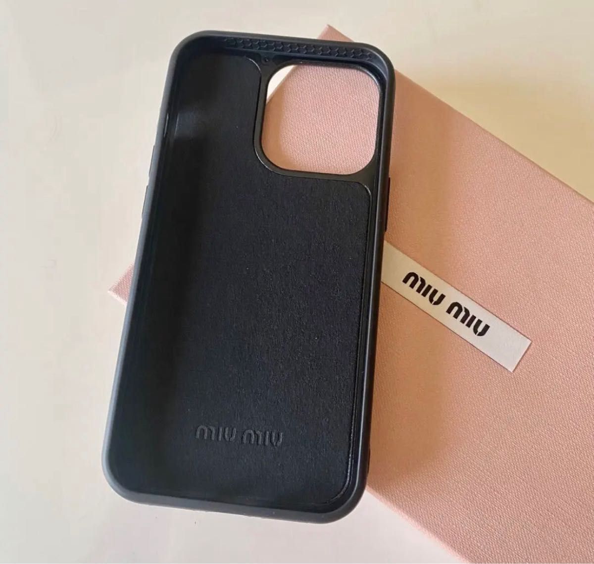 新品 miumiu iPhoneケース13 14兼用 ミュウミュウ マテラッセ柄 新品 miumiu iPhoneケース13 14兼用 ミュウミュウ マテラッセ柄