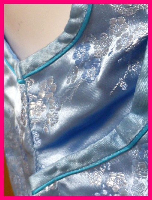 送料無料★ノースリーブチャイナドレスS　光沢サックスブルーに映える同系色「梅の花」刺繍が上品でカワイイ！ コスプレ衣装ハロウィン仮装