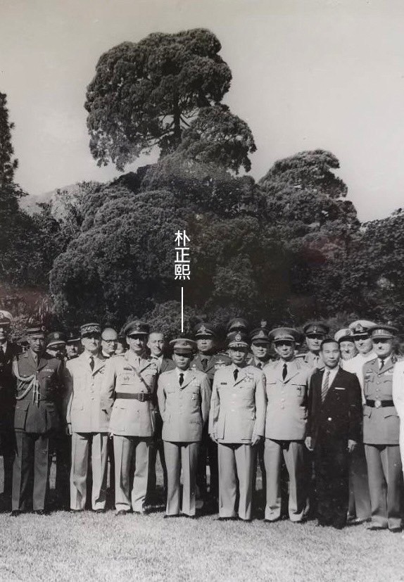 【超貴重】1962年大韓民国軍人節朝鮮戦争停戦10周年記念イベント大型写真25枚、朴正熙大統領、主要国の国防相、表敬と参観、28×18 cm_画像3