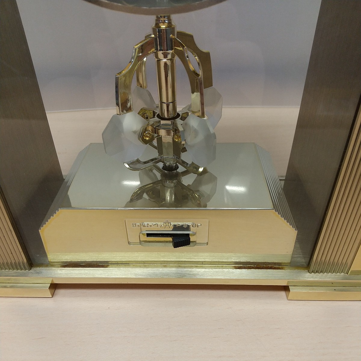 y100206t SEIKO セイコー 置時計 クリスタル回転飾り 金属枠 ゴールド系 アンティーク レトロ 昭和_画像6