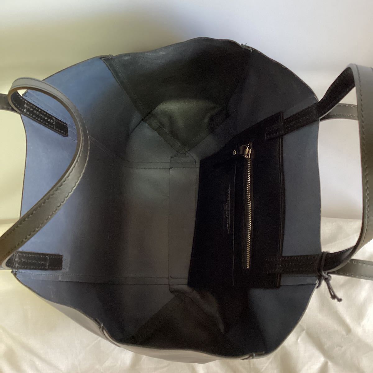 [ с биркой не использовался ] обычная цена 45100 иен Gianni Carry niGIANNI CHIARINI Hsu перлит большая сумка плечо bai цвет темно-синий × черный 