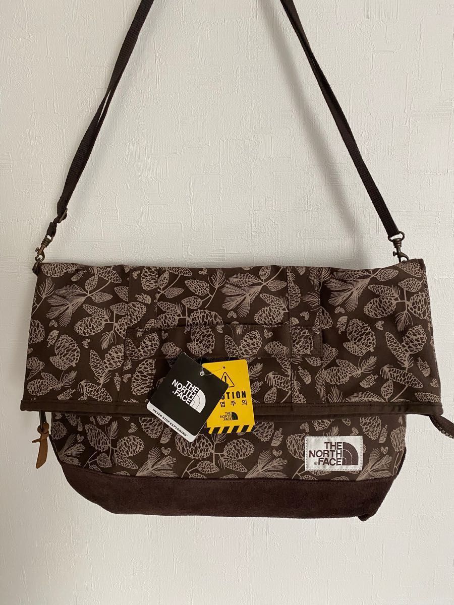 新品 ノースフェイス 2way ショルダー クラッチ バッグ ホワイト 新品 ノースフェイス 2way ショルダー クラッチ バッグ ホワイト