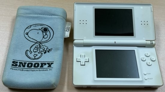 Nintendo　任天堂 ニンテンドーDS ライト　Lite クリスタルホワイト 本体　アダプタ無　専用スヌーピーケース付_画像1