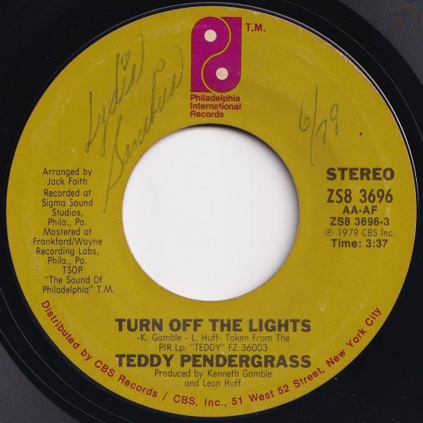 Teddy Pendergrass Turn Off The Lights Philadelphia International US ZS8 3696 204110 ソウル ディスコ レコード 7インチ 45の画像1