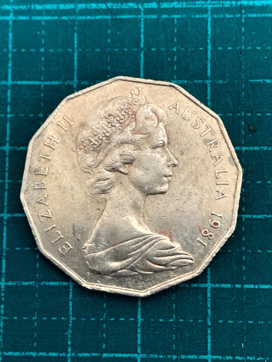 【保管品】1981年 オーストラリア 50セント コイン エリザベスⅡ世 希少　レアコイン　古銭　ヨーロッパ　外国銀貨 重さ約15.7ｇ　_画像1