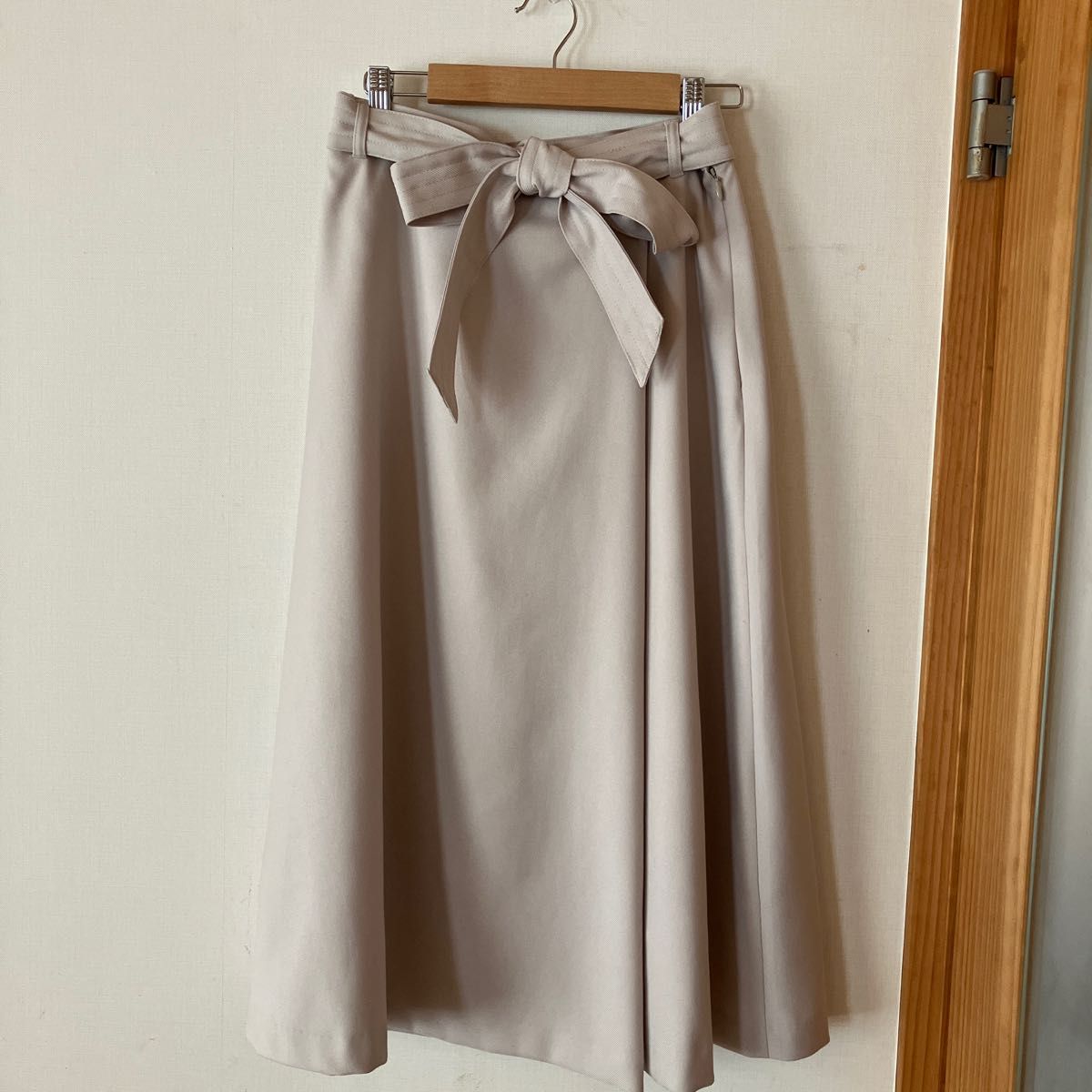 Aラインスカート　リボン付き（取外し可能）シワになりにくい　左側にタックがあり動きやすい　エレガント　スカート丈：75cm