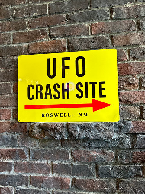 「UFO墜落現場の案内看板」 アルミサインボード（リフレクター仕様） ■ アメリカン雑貨 アメリカ雑貨_画像1