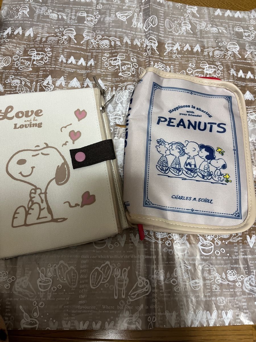 スヌーピー　PEANUTS マルチポーチ