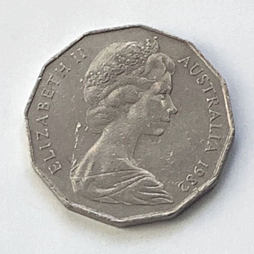 【希少品セール】オーストラリア エリザベス女王肖像デザイン 1982年 記念デザイン 50セント硬貨 1枚_画像1