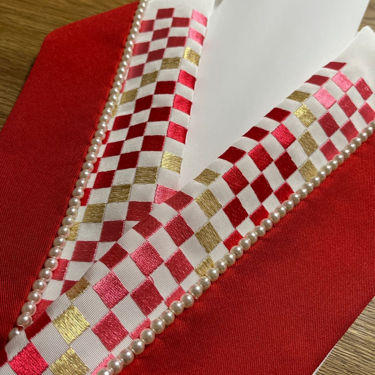 白地に格子柄の赤パール　新品　刺繍半衿　重ね襟　和装小物　洗えるポリエステル　パールビーズ　卒業式　袴 レース　