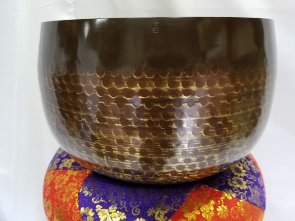 ◆新品◆手打ち 大徳寺リン 9寸 木製朱塗 丸金台セット◆丸布団◆直径27cm 大徳寺りん おりん リン 磬子 仏壇 仏具 寺院仏具_画像5