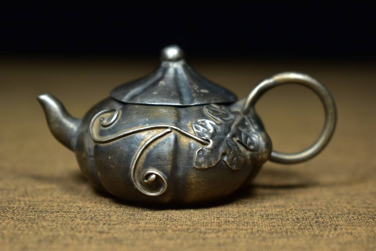 Q2186:A 乾元宝庫 人間国宝 中国骨董 銅製品 【純銀細工の取っ手壺です