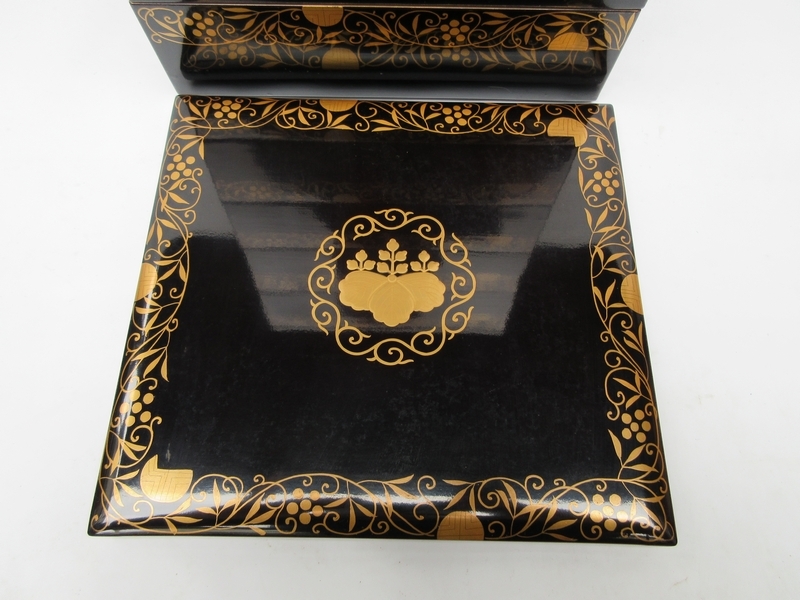 新素材新作 □ 重箱 金縁黒漆塗 替蓋 5段重箱 ] 桐紋 家紋 唐草蒔絵[ 内朱塗 重箱
