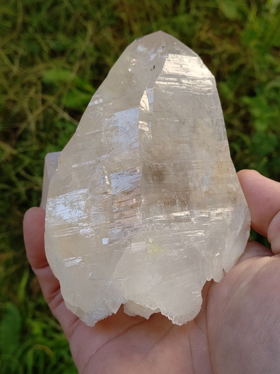 パキスタン産ハシュピ鉱山ライトスモーキークォーツ340 g. 太陽