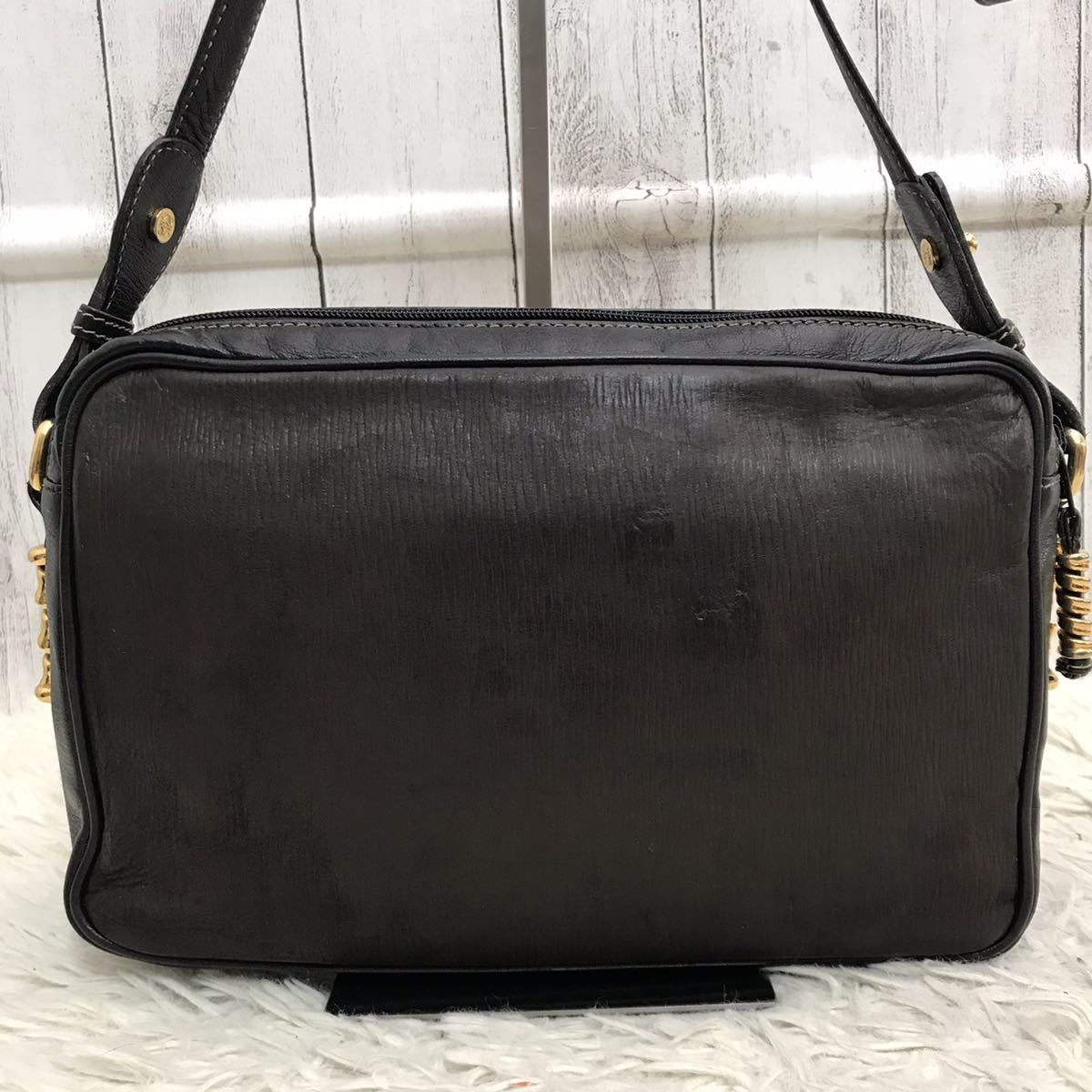 1円【極美品/希少デザイン】ロエベ LOEWE ショルダーバッグ 斜め掛け ベラスケス ツイスト金具 アナグラム バイカラー レザー 本革_画像3