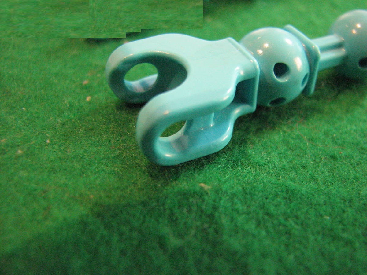 * Lego -LEGO*90609* Bionicle * axle . ball socket . ball joint . equiped Factory arm * cream blue *USED