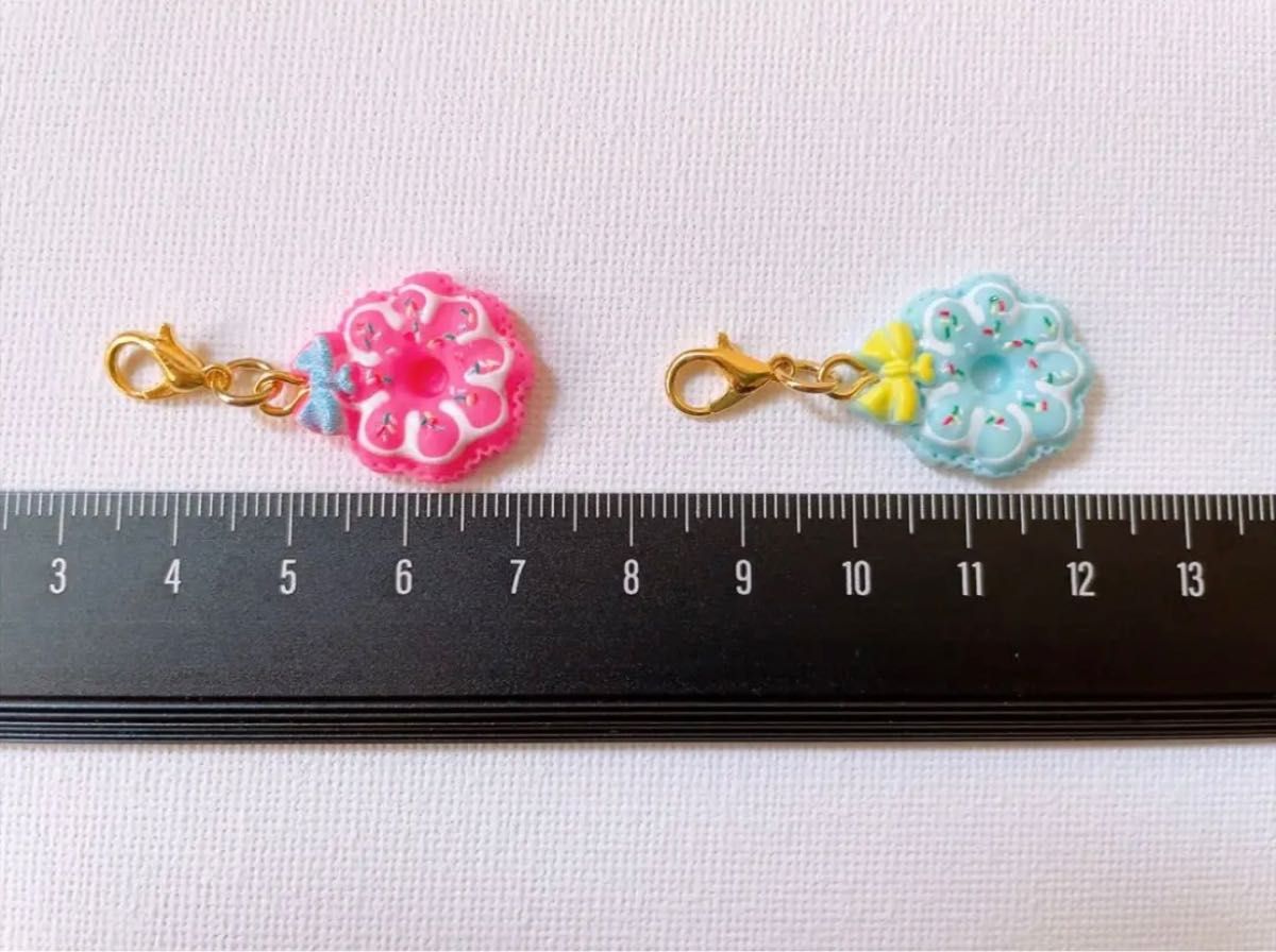 【56】 ドーナツチャーム　リボン　チョコ　フェイクスイーツ　お菓子　パン　ハンドメイド　アクセサリー　キーホルダー　パーツ