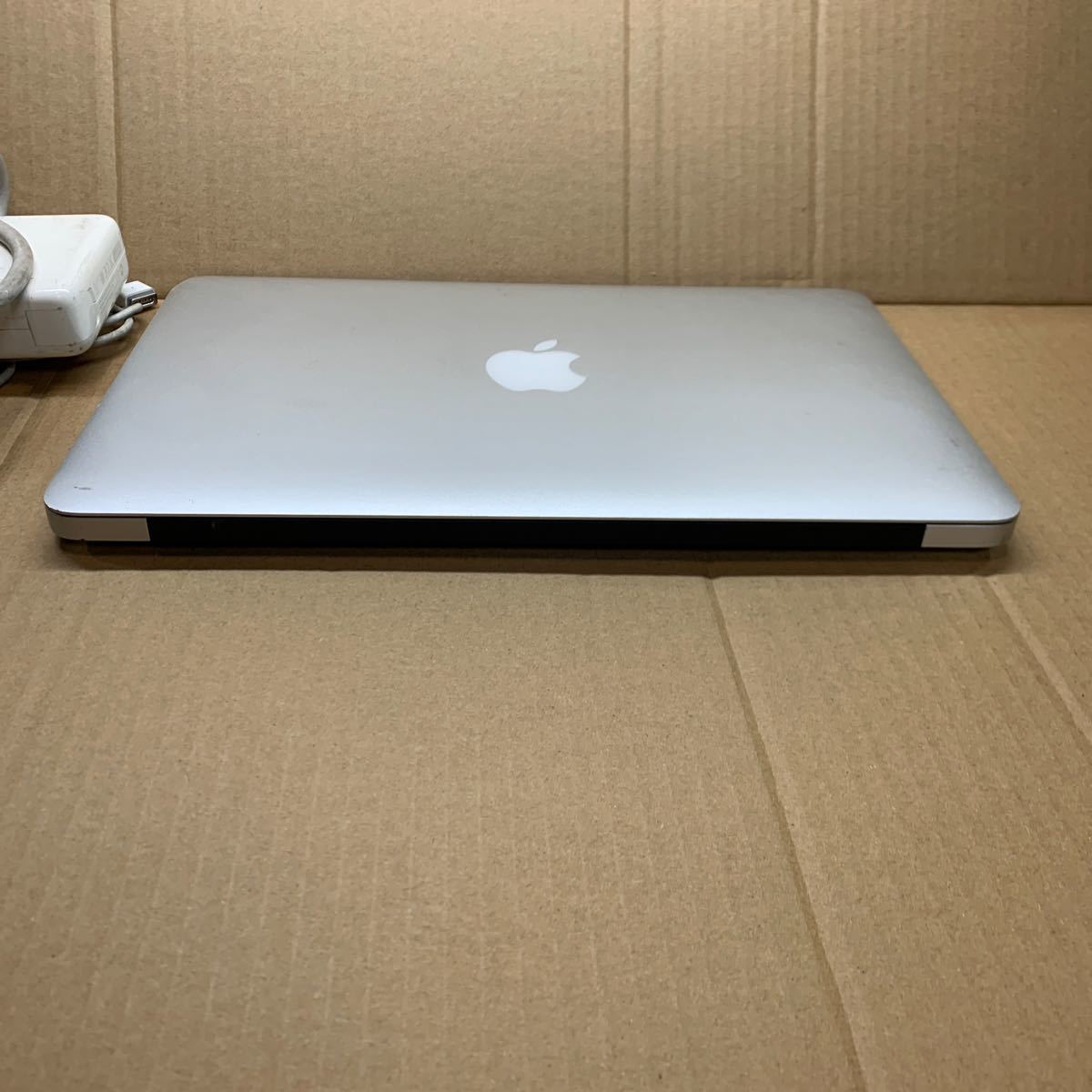 完全ジャンク品 部品取りに ジャンク Apple MacBook Air A1370/PCノートパソコン　CPU不明/メモリ不明/HDD不明/ジャンク　AC付き._画像7