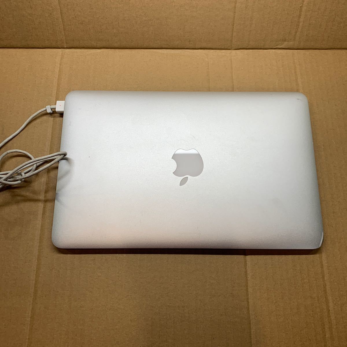 完全ジャンク品 部品取りに ジャンク Apple MacBook Air A1370/PCノートパソコン　CPU不明/メモリ不明/HDD不明/ジャンク　AC付き._画像4