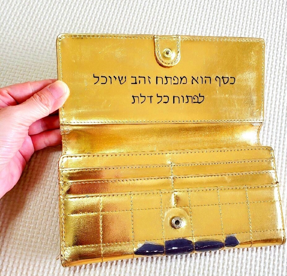 超豪華なお金のたくさん集まってきそうな金色の長財布　ボタン開閉式　中古品　長財布 横約19cm×縦約9.5cm　マチ約2.5cm