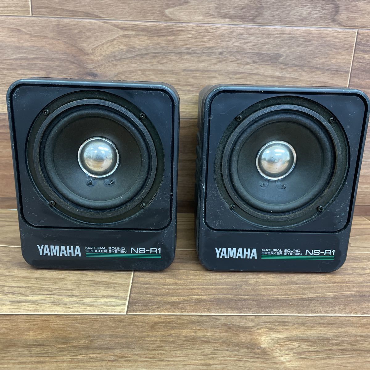 E-127 YAMAHA ヤマハ NS-R1 natural sound スピーカー システム 小型スピーカー ペア 音響機器 オーディオ機器 ブラック ジャンク_画像1