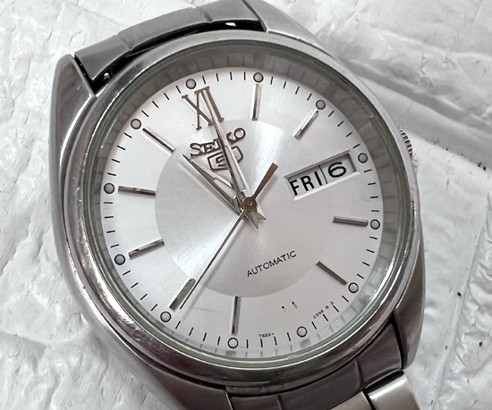 ジャンク品 セイコー5 7S26-0430 AT/自動巻 デイデイト シルバー文字盤 裏スケ メンズ腕時計 SEIKO【動作難有・スレ・キズ有り】札幌市_画像2