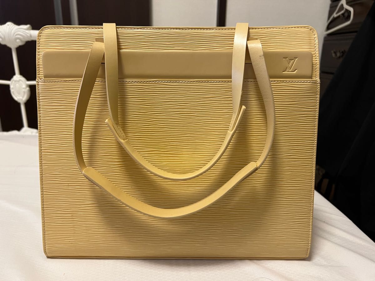 LOUIS VUITTON】ルイヴィトン エピ クロワゼットGM ヴァニラ レザー A4