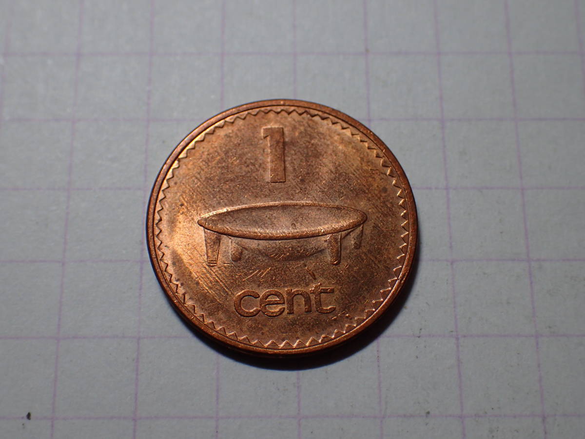 フィジー共和国（イギリス連邦加盟国） 1セント(0.01 FJD)銅メッキ亜鉛貨（非磁性）1992年 3番目の肖像 179 コイン 世界の硬貨 解説付き_画像1